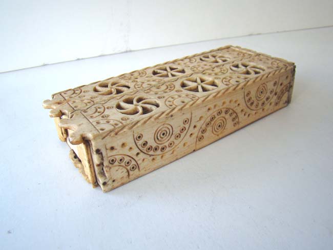 A Rare Napoleonic period Prisoner-of-War made bone Double Dominoe Box circa 1795-1810 — image 3